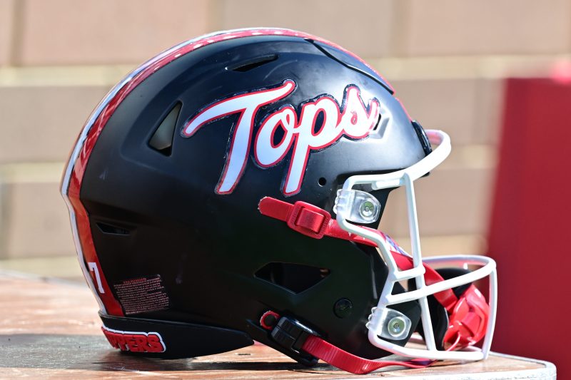 Western Kentucky lineman carted off field during New Orleans Bowl